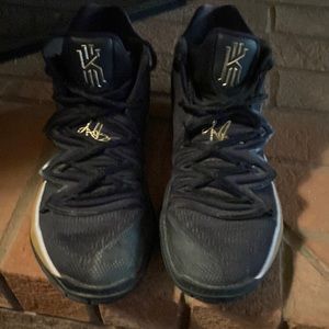 Nike Kyrie 5 basketball shoes. Good condition. The boy grows too fast.